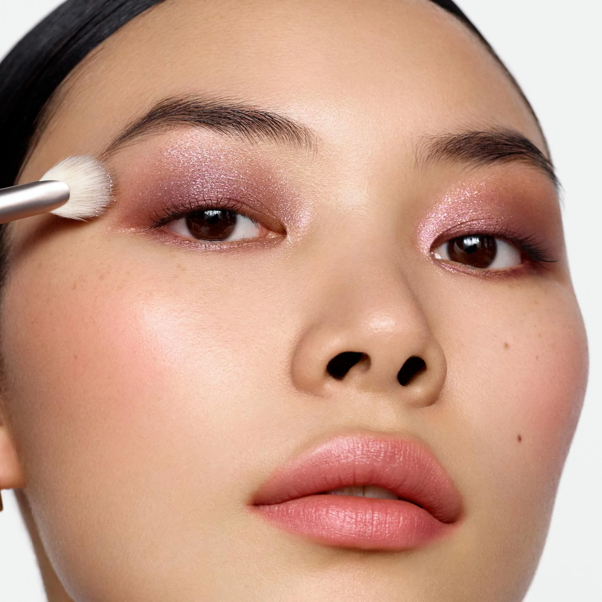 Number 7 Fan Eyeshadow Brush - Image 3